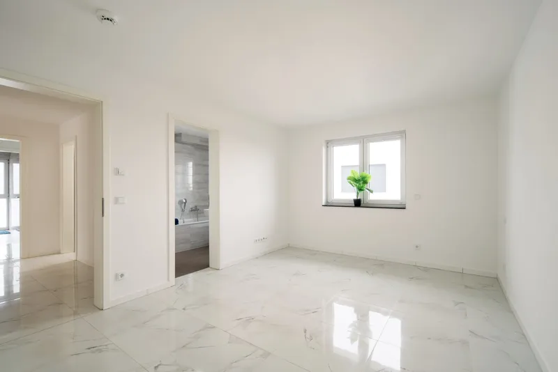 Schlafzimmer mit Ensuite-Bad, Exklusive 4-Zimmer-Wohnung/3 -Familienhaus
