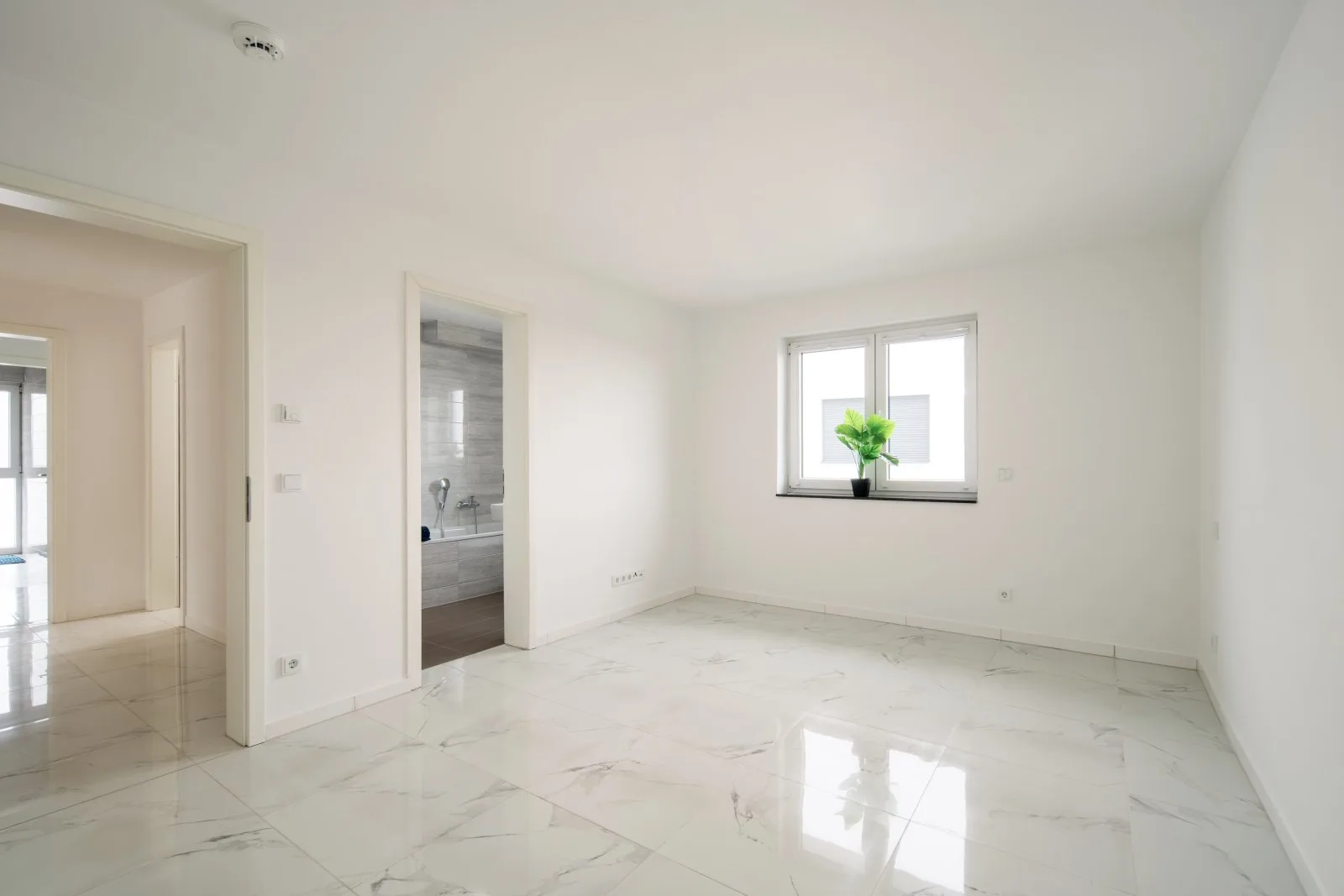 Schlafzimmer mit Ensuite-Bad, Exklusive 4-Zimmer-Wohnung/3 -Familienhaus