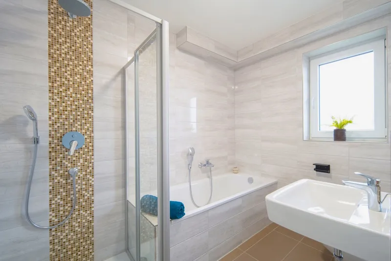 Tageslichtbad mit Dusche und Wanne und WC, Exklusive 4-Zimmer-Wohnung/3 -Familienhaus