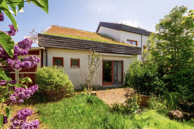 Rückansicht Haus mit Garten + Terrasse, Modernes + Altersgerechtes Wohnen mit Garten + 3 PKW Stellplätze