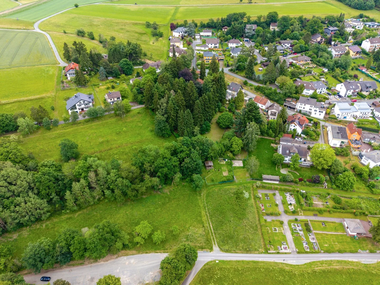 Luftaufnahme, Grosszügiges Grundstück in Dorfweil*