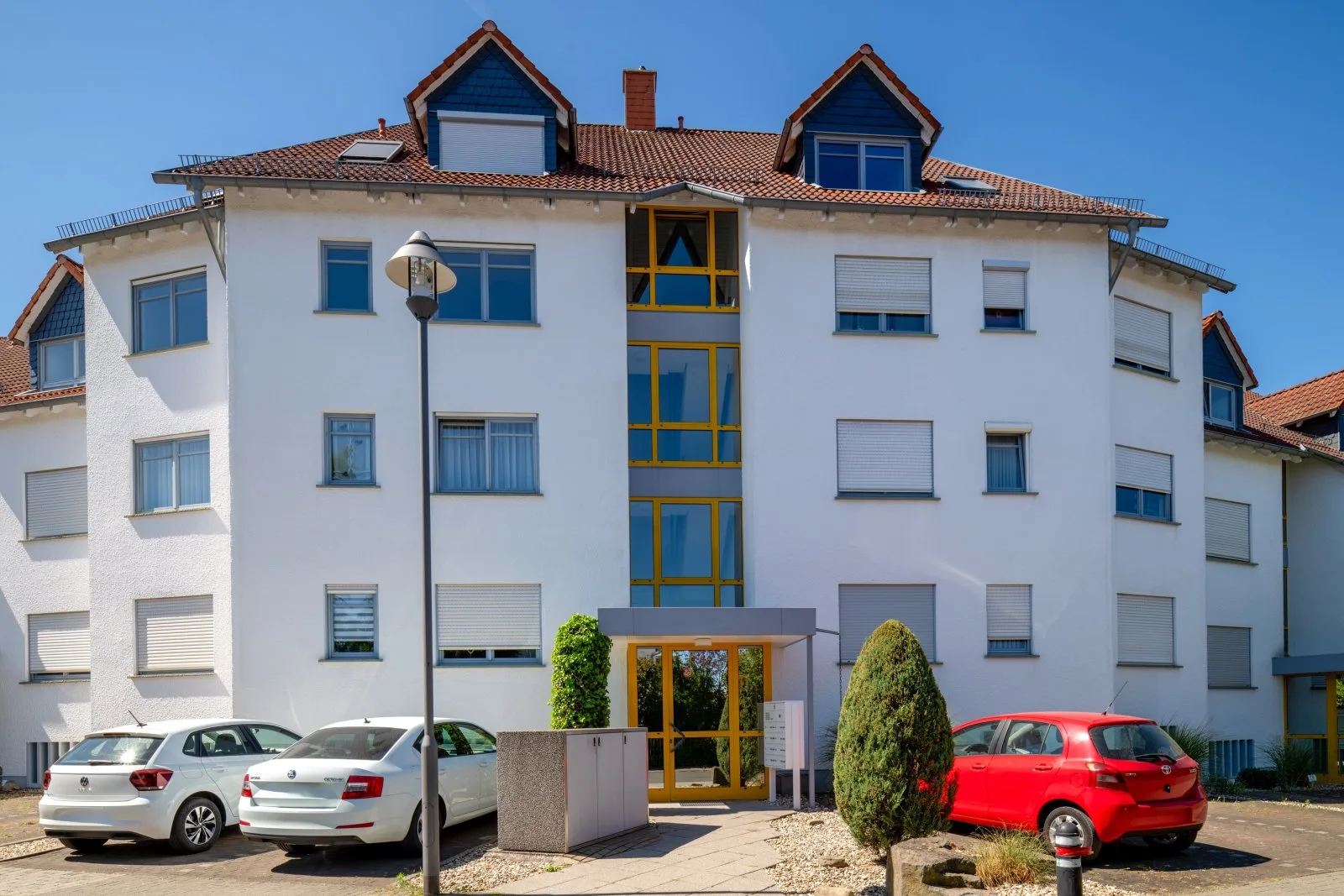 Strassenansicht Mehrfamilienhaus, 3-Zimmerwohnung*Loggia*Carport*2Bäder*EBK