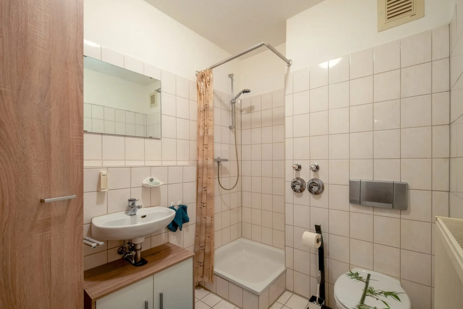 Duschbad mit WC, 3-Zimmerwohnung*Loggia*Carport*2Bäder*EBK