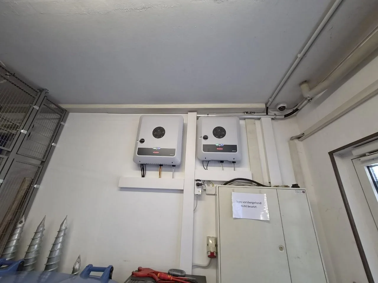 Wechselrichter Photovoltaikanlage, Saniertes Büro- und Lagerhaus in Bommersheim