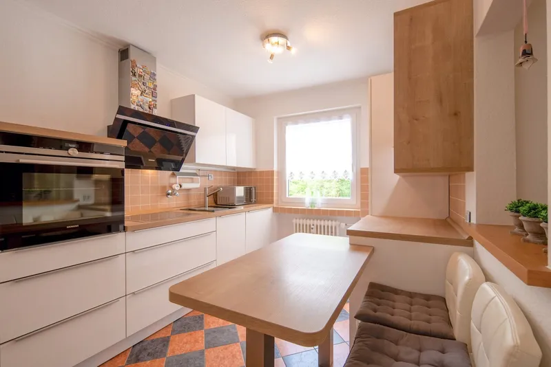 Küche mit moderner Einbauküche + Sitzgelegenheit, 3-Zimmer Wohnung in Dornholzhausen