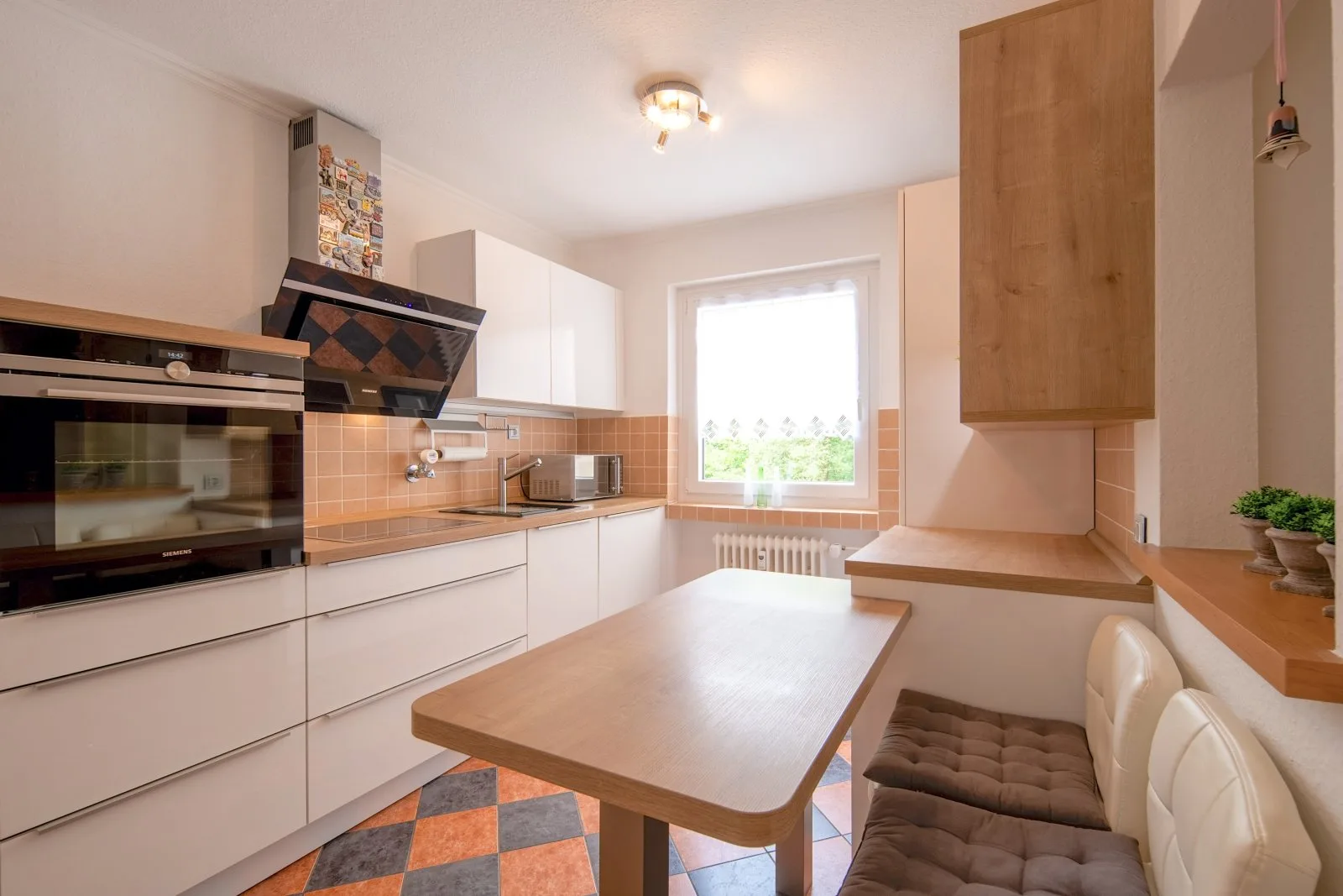 Küche mit moderner Einbauküche + Sitzgelegenheit, 3-Zimmer Wohnung in Dornholzhausen